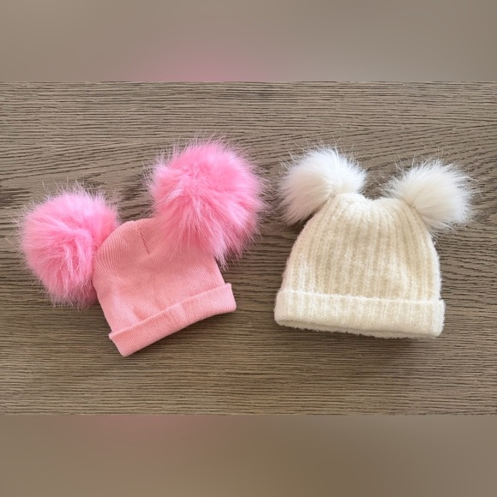 Pink and White Pom Pom Beanie Set
Girls Size 12-24 M. White hat fleece lined